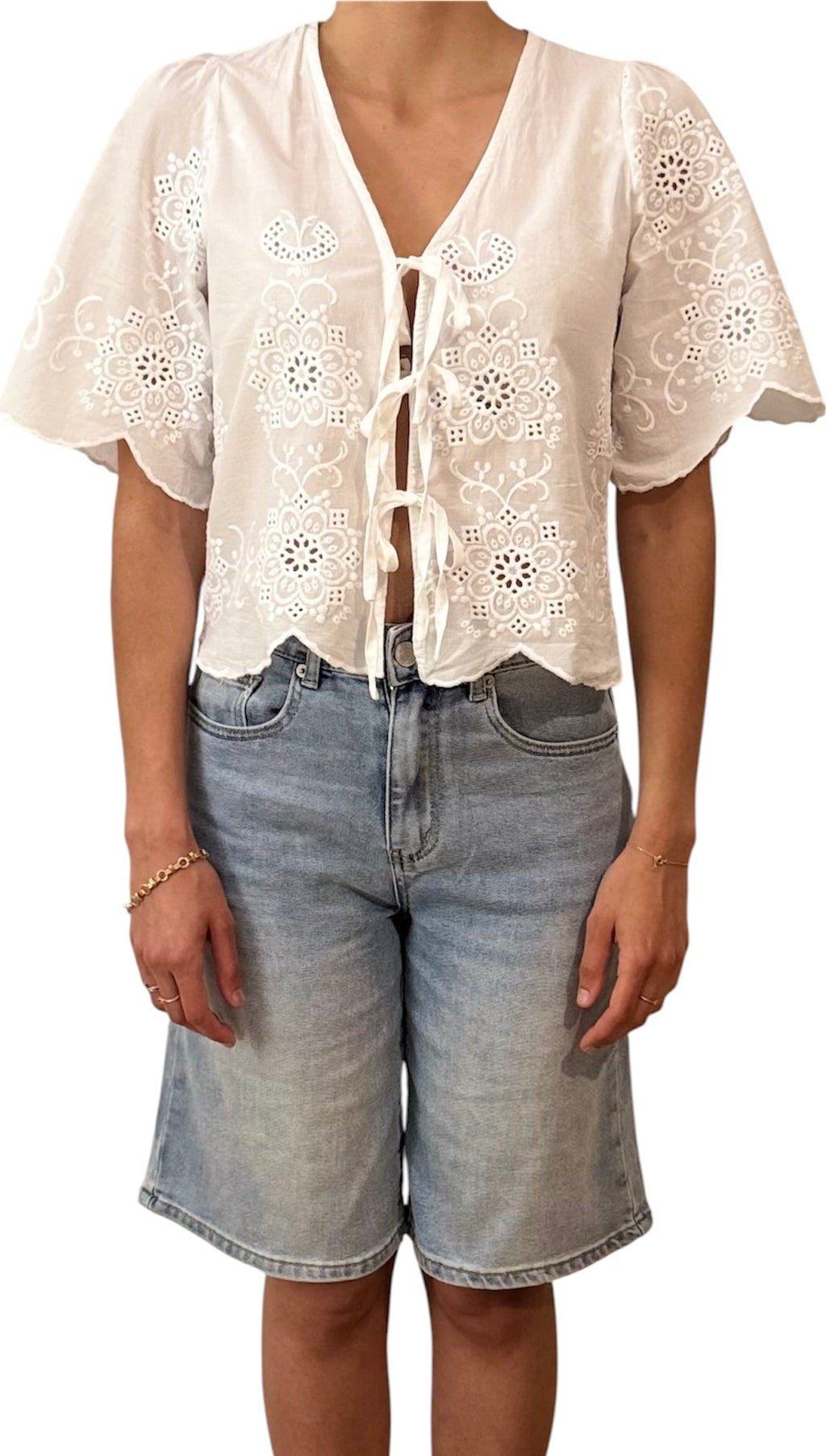 Blouse brodée à nouer
