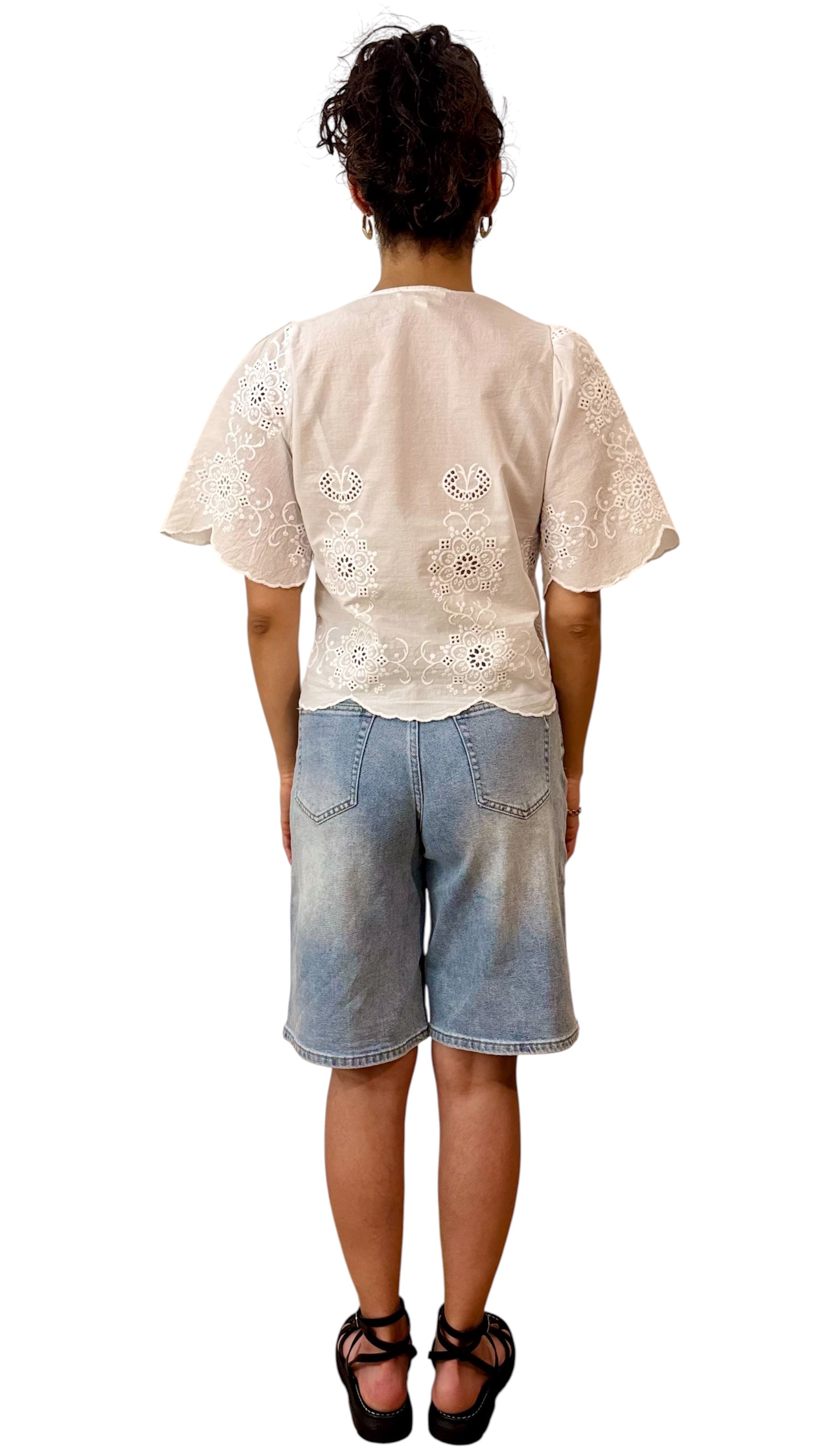 Blouse brodée à nouer