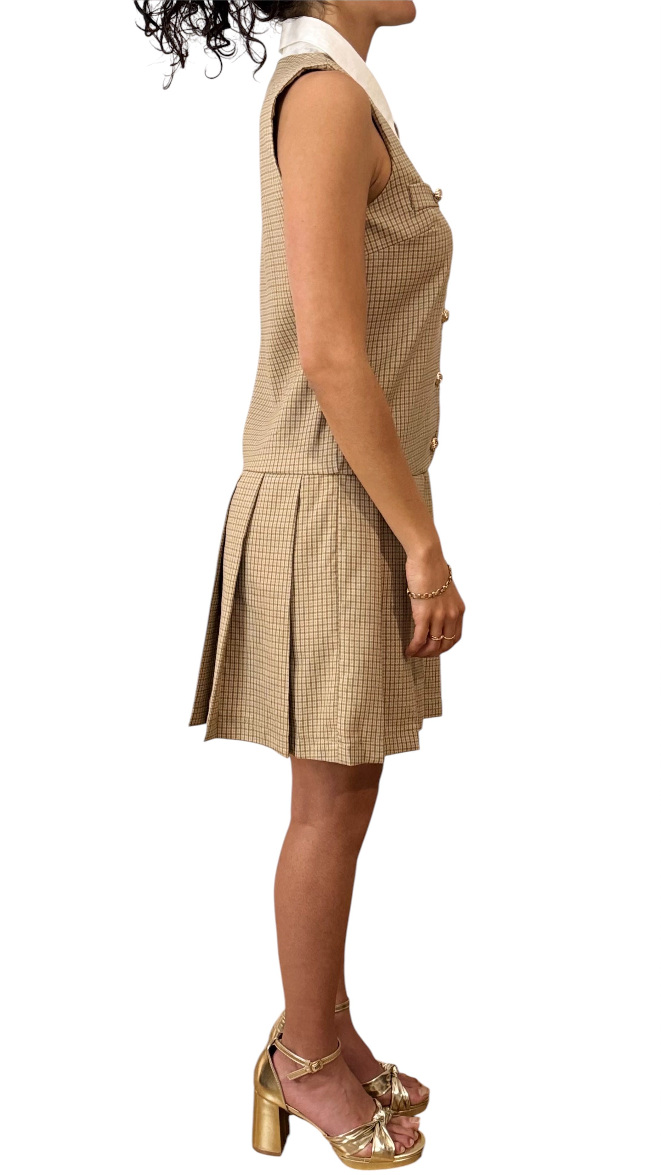 Robe à carreaux à col blanc