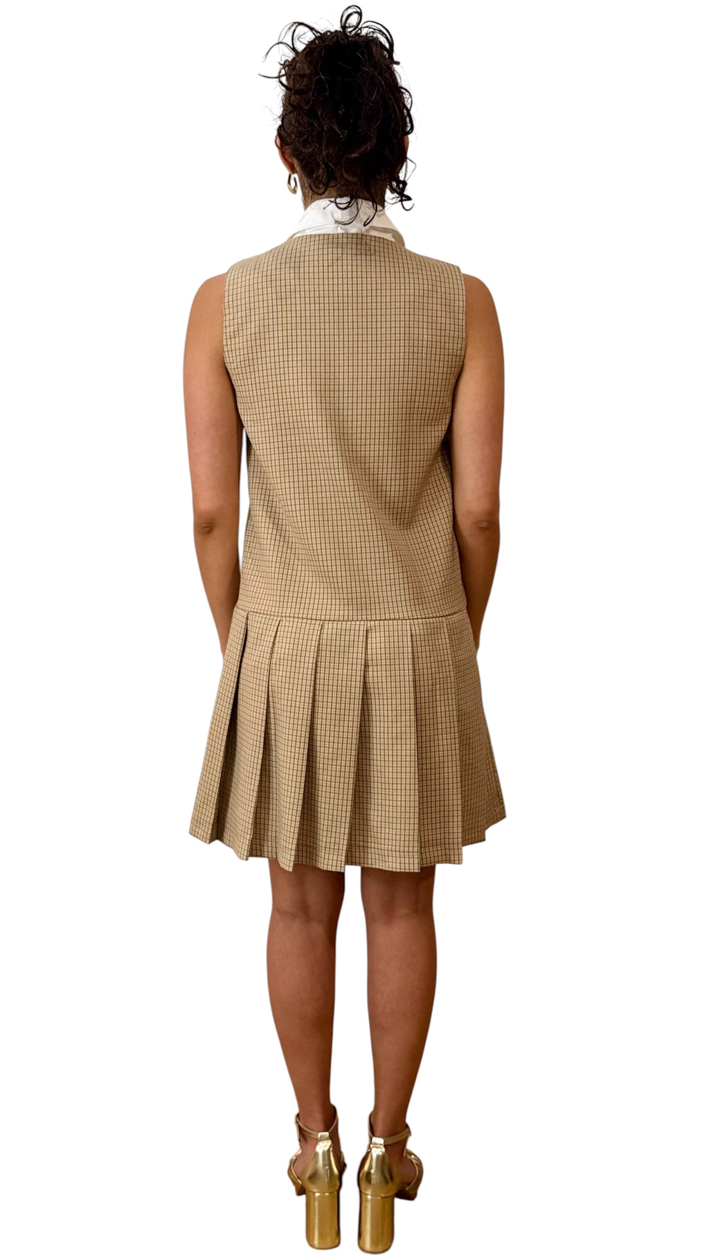 Robe à carreaux à col blanc